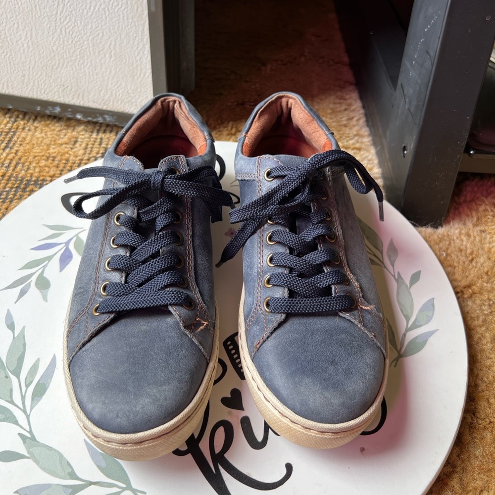 Women’s BORN genuine leather navy blue color sneakers. - Picture 16 of 17